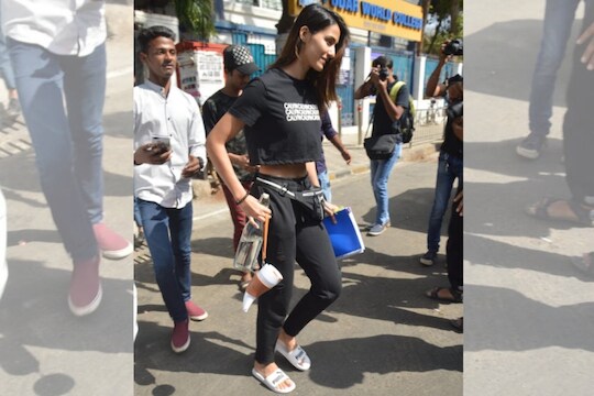 दिशा पाटनीचे जबरदस्ती काढले फोटो, बॉडीगार्डने धक्काबुक्की केल्याचा व्हिडीओ VIRAL