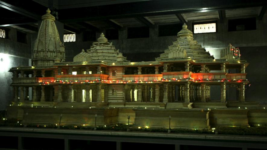 स्वातंत्रयानंतर हिंदुंनी मशिदीत प्रभु रामाच्या मुर्तीची प्रतिष्ठापना केली. तेव्हापासून हिंदु मंदिरात पूजा करु लागले तर मुस्लिमांनी नमाज पढने बंद केलं. स्वातंत्रयानंतर हिंदुंनी मशिदीत प्रभु रामाच्या मुर्तीची प्रतिष्ठापना केली. तेव्हापासून हिंदु मंदिरात पूजा करु लागले तर मुस्लिमांनी नमाज पढने बंद केलं.