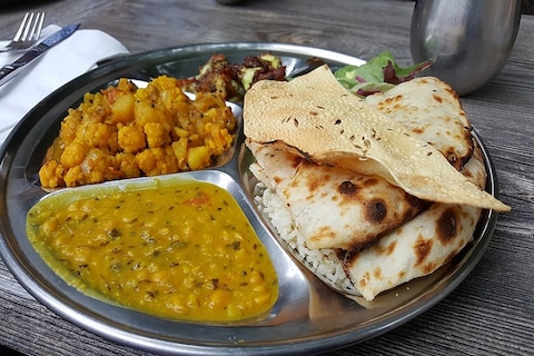 सायंकाळी 7 नंतर काही खाणं टाळायला हवं. म्हणजेच सायंकाळी 7 च्या आधीच जेवण करावं. त्याने पचन चांगलं होतं.