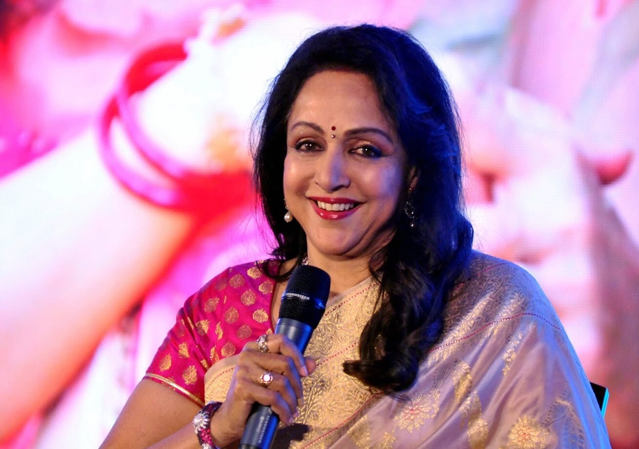 बॉलिवूड ड्रीमगर्ल अभिनेत्री आणि भाजपच्या खासदार हेमा मालिनी यांनी मथुरा येथून उमेदवारीचा अर्ज भरला. हेमा मालिनी यांनी त्यांच्या इन्स्टाग्राम अकाऊंटवर नावाची नोंदणी करतानाचे फोटो शेअर केले. बॉलिवूड ड्रीमगर्ल अभिनेत्री आणि भाजपच्या खासदार हेमा मालिनी यांनी मथुरा येथून उमेदवारीचा अर्ज भरला. हेमा मालिनी यांनी त्यांच्या इन्स्टाग्राम अकाऊंटवर नावाची नोंदणी करतानाचे फोटो शेअर केले.
