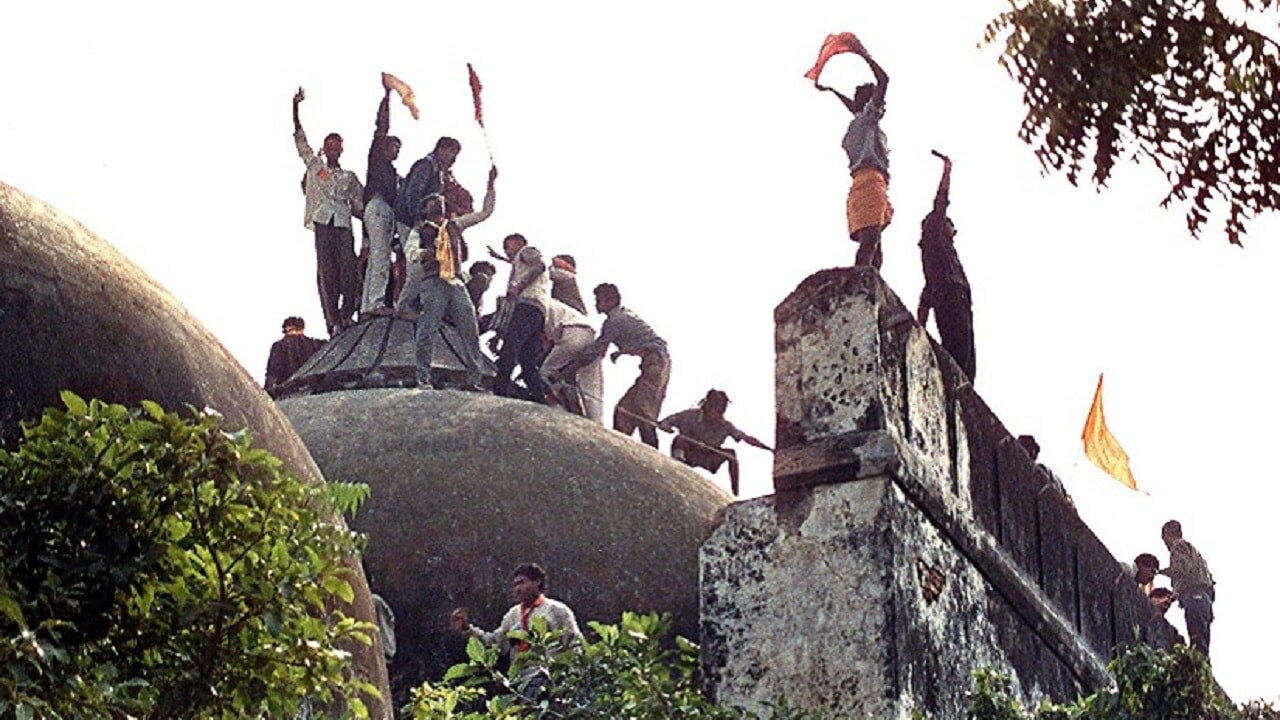 1984 साली विश्व हिंदू परिषदेने बाबरी मशिदीचे कुलुप काढून त्या ठिकाणी मंदिर उभारण्यास सुरूवात केली. यासाठी एका समितीची स्थापनाही केली. 1984 साली विश्व हिंदू परिषदेने बाबरी मशिदीचे कुलुप काढून त्या ठिकाणी मंदिर उभारण्यास सुरूवात केली. यासाठी एका समितीची स्थापनाही केली.
