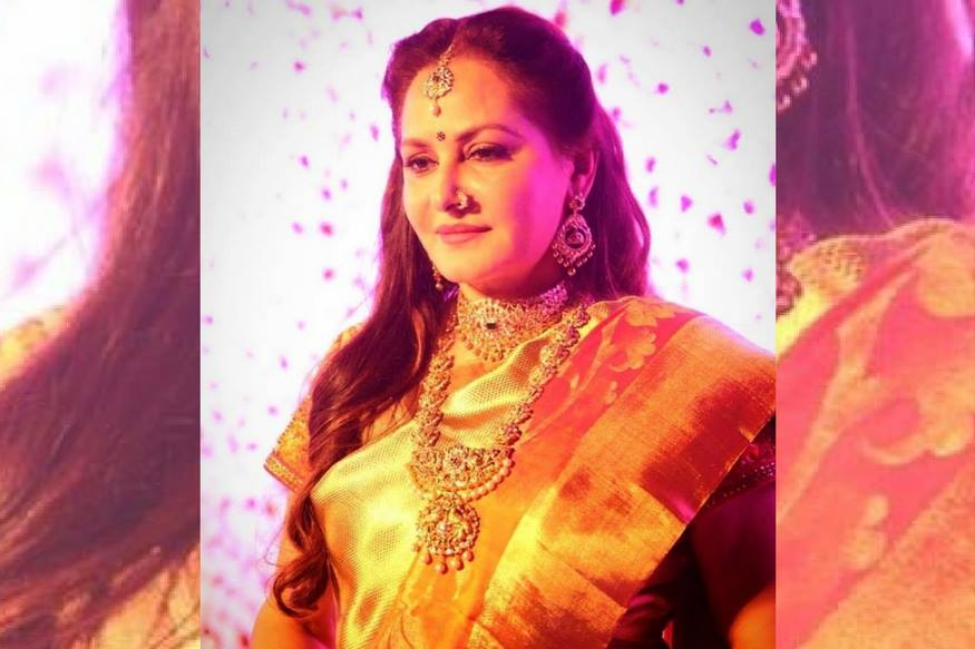 अमर सिंहसोबत संबंधावर उठलेल्या टीकांना उत्तर देताना जया म्हणाल्या होत्या की, 'अमर सिंहाना मी गुरू मानते. मी त्यांना राखी जरी बांधली तरीसुद्धा आमच्याबद्दल वाईट बोलणं थांबणार नाही.' रामपुरचे आमदार आजम खानवर यांच्यावर गंभीर आरोप करताना जया म्हणाल्या होत्या की, आजम खान यांनी त्यांच्यावर अॅसिड हल्ला करण्याचा प्रयत्न केला होता. अमर सिंहसोबत संबंधावर उठलेल्या टीकांना उत्तर देताना जया म्हणाल्या होत्या की, 'अमर सिंहाना मी गुरू मानते. मी त्यांना राखी जरी बांधली तरीसुद्धा आमच्याबद्दल वाईट बोलणं थांबणार नाही.' रामपुरचे आमदार आजम खानवर यांच्यावर गंभीर आरोप करताना जया म्हणाल्या होत्या की, आजम खान यांनी त्यांच्यावर अॅसिड हल्ला करण्याचा प्रयत्न केला होता.