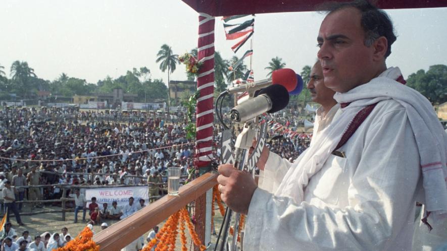 1889 च्या जून महिन्यात भारतीय जनता पक्षाने या प्रकरणी विश्व हिंदू परिषदेला पाठिंबा दिला. तर लोकसभा निवडणुकांच्या काही महिने आधी तत्कालिन पंतप्रधान राजीव गांधी यांच्या सरकारने बाबरी मशिदीच्या शेजारी पायापूजनाला परवानगी दिली होती. 1889 च्या जून महिन्यात भारतीय जनता पक्षाने या प्रकरणी विश्व हिंदू परिषदेला पाठिंबा दिला. तर लोकसभा निवडणुकांच्या काही महिने आधी तत्कालिन पंतप्रधान राजीव गांधी यांच्या सरकारने बाबरी मशिदीच्या शेजारी पायापूजनाला परवानगी दिली होती.