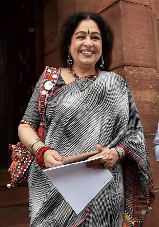 आपल्या मेकअप रुममधून बाहेर पडताना त्यांनी माझ्याकडे पाहिलं. त्या नजरेत काहीतरी आहे हे मला जाणवलं. तो क्षण आम्हा दोघांना एकत्र आणण्यासाठी पुरेसा होता, अशी कबुली किरण यांनी मुलाखतीत दिली. आपल्या मेकअप रुममधून बाहेर पडताना त्यांनी माझ्याकडे पाहिलं. त्या नजरेत काहीतरी आहे हे मला जाणवलं. तो क्षण आम्हा दोघांना एकत्र आणण्यासाठी पुरेसा होता, अशी कबुली किरण यांनी मुलाखतीत दिली.
