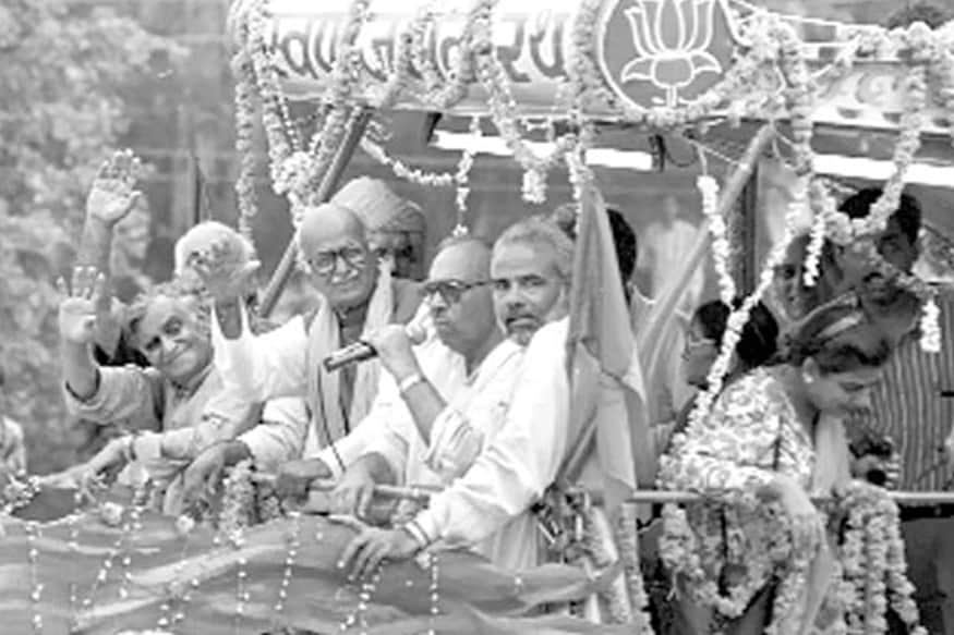 1990 च्या सप्टेंबरमध्ये तत्कालिन भाजपाध्यक्ष लालकृष्ण आडवाणी यांनी रथयात्रा काढून राममंदिराबद्दल हिंदुमध्ये जनजागृती केली. यानंतर जातीय दंगल उसळली होती. त्यानंतर नोव्हेंबर आडवाणींना अटक झाली होती. तेव्हा भाजपने तत्कालिन पंतप्रधान व्हि.पी. सिंग यांच्या सरकारचा पाठिंबा काढून घेतला होता. 1990 च्या सप्टेंबरमध्ये तत्कालिन भाजपाध्यक्ष लालकृष्ण आडवाणी यांनी रथयात्रा काढून राममंदिराबद्दल हिंदुमध्ये जनजागृती केली. यानंतर जातीय दंगल उसळली होती. त्यानंतर नोव्हेंबर आडवाणींना अटक झाली होती. तेव्हा भाजपने तत्कालिन पंतप्रधान व्हि.पी. सिंग यांच्या सरकारचा पाठिंबा काढून घेतला होता.