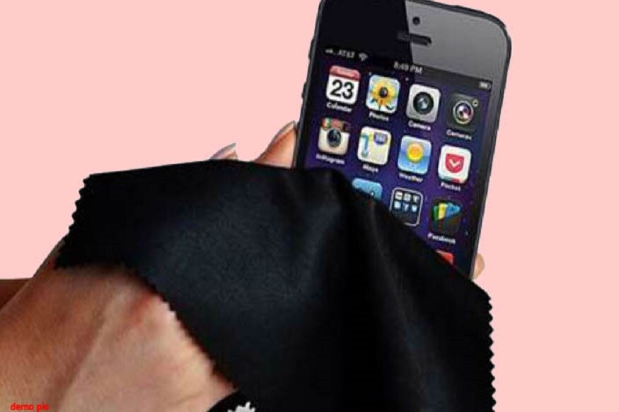 मोबाईल पाण्यात पडल्यावर त्याचे कोणतेही बटण चालू करण्याचा किंवा टचस्क्रिनला दाबण्याचा प्रयत्न करु नका. यामुळे मोबाईलचे कोणतेही फंक्शन चालू होऊन डिव्हाइसचा बोर्ड क्रॅश होण्याची शक्यता असते. 