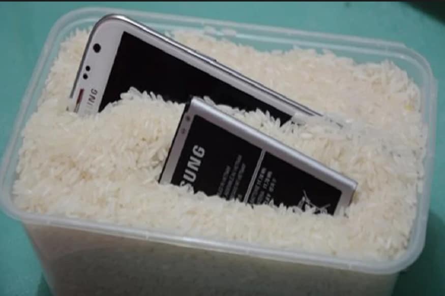 यानंतर जेव्हा तुम्हाला वाटेल की मोबाईलमधील ओलावा कमी झाला आहे. तेव्हा फोन मोबाईल टेक्निशियनकडे नेऊन दुरूस्त करा. स्वतःहून फोन चालू करण्याचा प्रयत्न करु नका. 