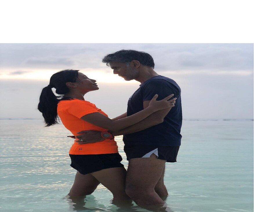 प्रेमामध्ये वय कधीच आडवं येत नाही हे दाखवत मिलिंद आणि अंकिता गेल्यावर्षी एप्रिल महिन्यात लग्नबंधात अडकले होते. मिलिंद अंकितापेक्षा तब्बल 26 वर्षांनी मोठा असूनही अंकिताने लग्नाला होकार दिला. याआधी मिलिंदने 2006 मध्ये अभिनेत्री मिलिन जैम्पेनोईसोबत लग्न केलं होतं. पण अवघ्या तीन वर्षातच ते वेगळे झाले होते. प्रेमामध्ये वय कधीच आडवं येत नाही हे दाखवत मिलिंद आणि अंकिता गेल्यावर्षी एप्रिल महिन्यात लग्नबंधात अडकले होते. मिलिंद अंकितापेक्षा तब्बल 26 वर्षांनी मोठा असूनही अंकिताने लग्नाला होकार दिला. याआधी मिलिंदने 2006 मध्ये अभिनेत्री मिलिन जैम्पेनोईसोबत लग्न केलं होतं. पण अवघ्या तीन वर्षातच ते वेगळे झाले होते.