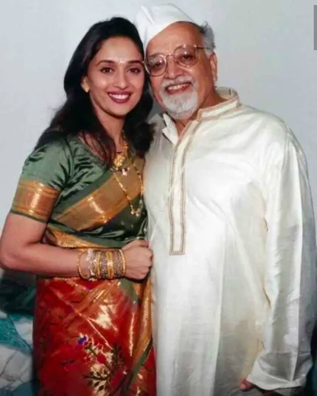 शंकर आणि स्नेहलता दीक्षित यांची माधुरी हे चौथं आपत्य. माधुरीला दोन मोठ्या बहिणी आणि एक मोठा भाऊ आहे. शंकर आणि स्नेहलता दीक्षित यांची माधुरी हे चौथं आपत्य. माधुरीला दोन मोठ्या बहिणी आणि एक मोठा भाऊ आहे.