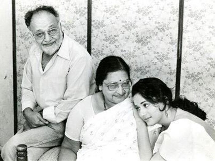 माधुरीने बॉलिवूडमध्ये करिअर करण्याचा जेव्हा निर्णय घेतला तेव्हा तिच्या आई- वडिलांनी तिला पूर्ण पाठिंबा दिला. त्यांच्या याच पाठिंब्यामुळे बॉलिवूडला धकधक गर्ल मिळाली.