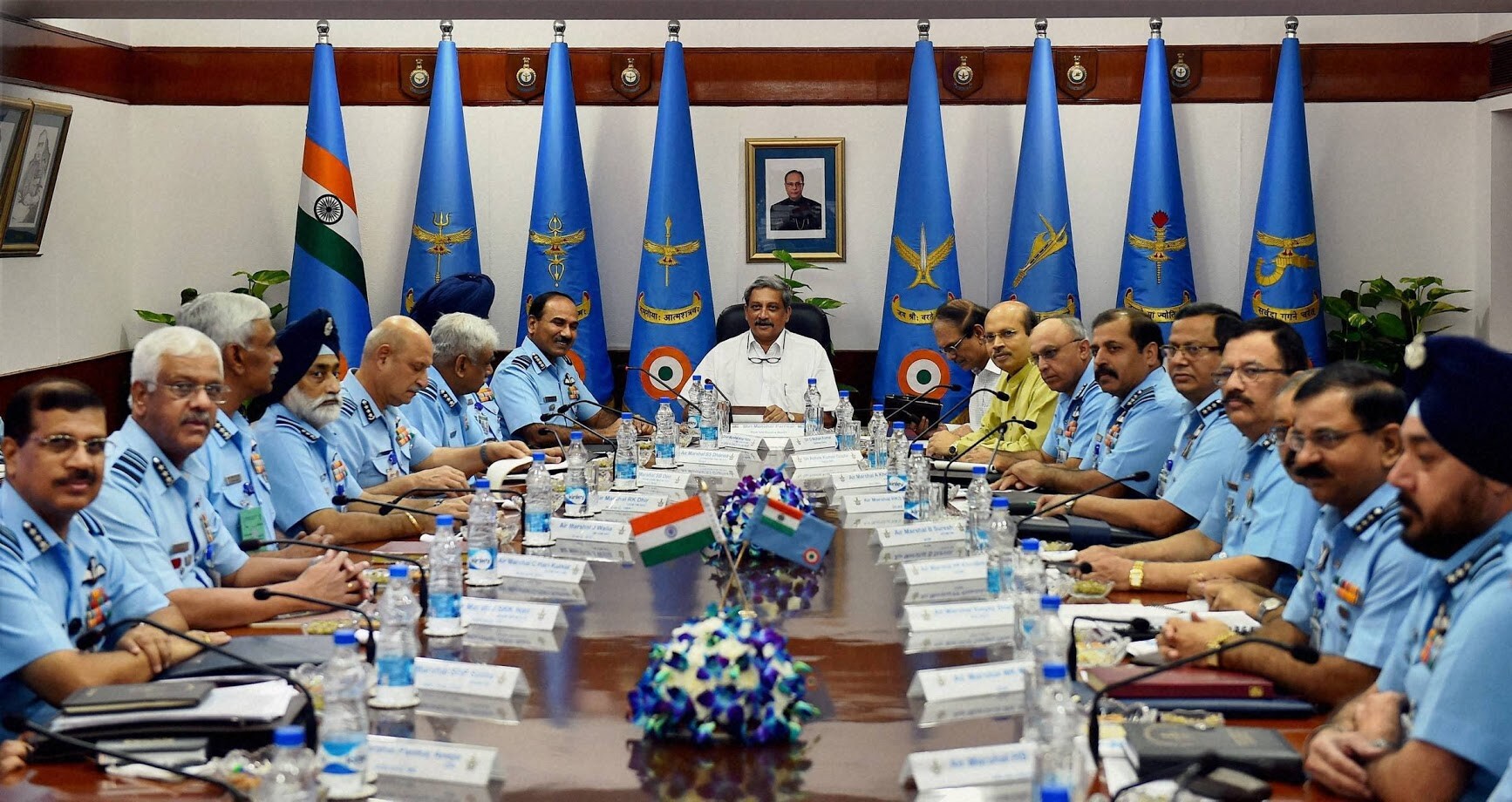२००० मध्ये मनोहर पर्रिकर पहिल्यांदा गोव्याचे मुख्यमंत्री झाले. ते बिझनेस सल्लागार समितीचे सदस्य होते. २०१४ मध्ये ते देशाचे संरक्षण मंत्री झाले. काही काळानंतर ते पुन्हा गोव्याचे मुख्यमंत्री झाले. २००० मध्ये मनोहर पर्रिकर पहिल्यांदा गोव्याचे मुख्यमंत्री झाले. ते बिझनेस सल्लागार समितीचे सदस्य होते. २०१४ मध्ये ते देशाचे संरक्षण मंत्री झाले. काही काळानंतर ते पुन्हा गोव्याचे मुख्यमंत्री झाले.