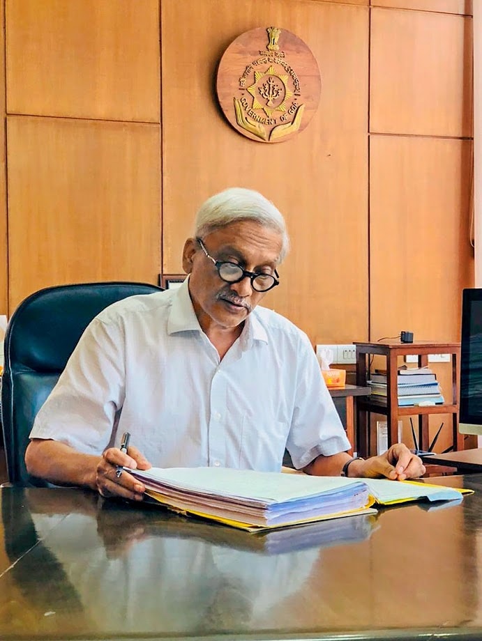 २०१४ मध्ये भारताचे संरक्षण मंत्री म्हणून त्यांची नियुक्ती करण्यात आली. ऑगस्टा वेस्टलॅंडसारखा घोटाळा त्यांनी जगासमोर उघड केला. २०१४ मध्ये भारताचे संरक्षण मंत्री म्हणून त्यांची नियुक्ती करण्यात आली. ऑगस्टा वेस्टलॅंडसारखा घोटाळा त्यांनी जगासमोर उघड केला.