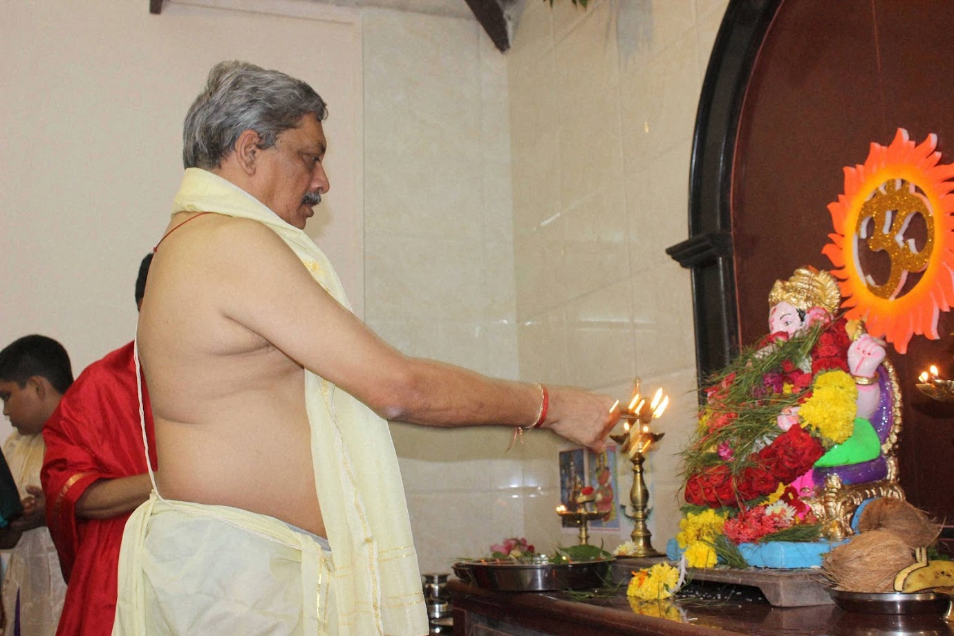 गोव्याचे मुख्यमंत्री मनोहर पर्रिकर यांचं रविवारी निधन झाले. गेली काही महिने त्यांच्यावर गोव्यातच त्यांच्या निवासस्थानी उपचार सुरू होते. ते 63 वर्षांचे होते. प्रकृती ठीक नसतानाही ते मुख्यमंत्री कार्यालयात कामकाज पाहत होते. गोव्याचे मुख्यमंत्री मनोहर पर्रिकर यांचं रविवारी निधन झाले. गेली काही महिने त्यांच्यावर गोव्यातच त्यांच्या निवासस्थानी उपचार सुरू होते. ते 63 वर्षांचे होते. प्रकृती ठीक नसतानाही ते मुख्यमंत्री कार्यालयात कामकाज पाहत होते.
