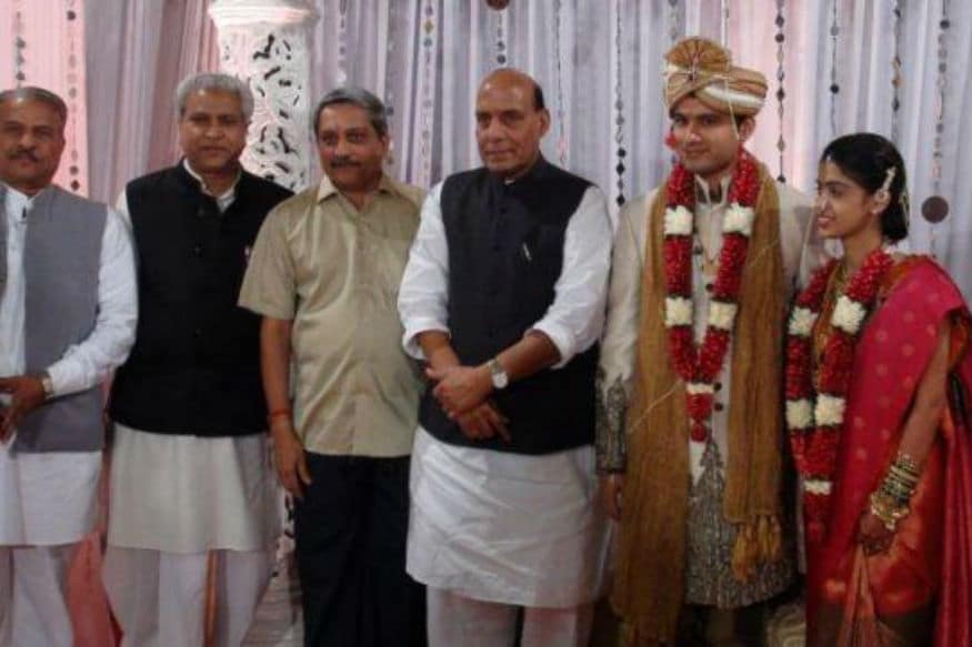 अभिजित पर्रिकर या दुसऱ्या मुलानेही राजकारणापासून दूर राहणंच पसंत केलं. अभिजितही भावाप्रमाणे व्यवसाय करतात. अभिजित पर्रिकर या दुसऱ्या मुलानेही राजकारणापासून दूर राहणंच पसंत केलं. अभिजितही भावाप्रमाणे व्यवसाय करतात.