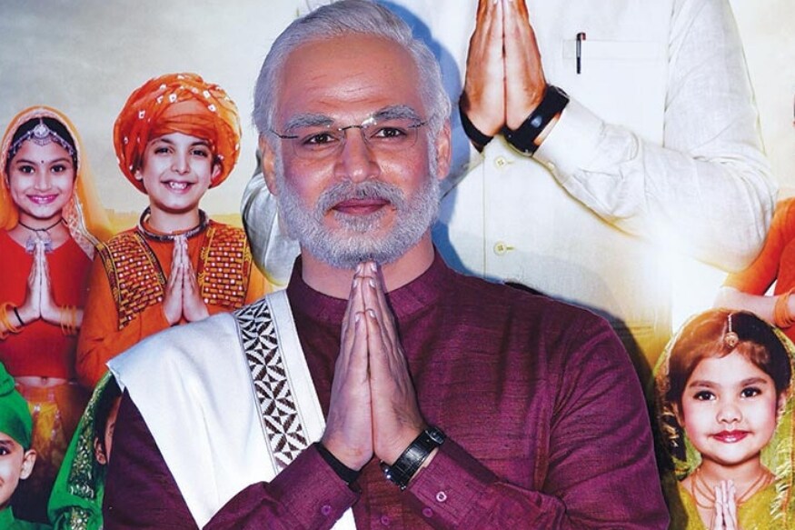 पंतप्रधान नरेंद्र मोदी यांच्या जीवनावर आधारित बायोपिक 'पीएम नरेंद्र मोदी' लवकरच चित्रपटगृहात प्रदर्शित होत आहे. सुरुवातीपासूनच चर्चेत असलेला या सिनेमाची प्रेक्षकांना बऱ्याच काळापासून प्रतिक्षा आहे. यामागे 5 मोठी कारणं आहेत ज्यामुळे लोक हा सिनेमा रिलीज होण्याची आतुरतेनं वाट पाहत आहेत. पहिलं कारण असं की, सिनेमाचा ट्रेलर मोदींच्या आयुष्याशी जोडलेल्या काही घटनांची माहिती देण्याचं आश्वासन देतो. यात मोदींचं बालपण, शालेय जीवन, संन्यासाच्या वाटेवर असलेले नरेंद्र मोदी, त्यानंतर त्यांचं RSS मध्ये सहभागी होणं आणि मग राजकारणात प्रवेश या सर्व गोष्टी या ट्रेलरमध्ये दाखवण्यात आल्या आहेत. पंतप्रधान नरेंद्र मोदी यांच्या जीवनावर आधारित बायोपिक 'पीएम नरेंद्र मोदी' लवकरच चित्रपटगृहात प्रदर्शित होत आहे. सुरुवातीपासूनच चर्चेत असलेला या सिनेमाची प्रेक्षकांना बऱ्याच काळापासून प्रतिक्षा आहे. यामागे 5 मोठी कारणं आहेत ज्यामुळे लोक हा सिनेमा रिलीज होण्याची आतुरतेनं वाट पाहत आहेत. पहिलं कारण असं की, सिनेमाचा ट्रेलर मोदींच्या आयुष्याशी जोडलेल्या काही घटनांची माहिती देण्याचं आश्वासन देतो. यात मोदींचं बालपण, शालेय जीवन, संन्यासाच्या वाटेवर असलेले नरेंद्र मोदी, त्यानंतर त्यांचं RSS मध्ये सहभागी होणं आणि मग राजकारणात प्रवेश या सर्व गोष्टी या ट्रेलरमध्ये दाखवण्यात आल्या आहेत.
