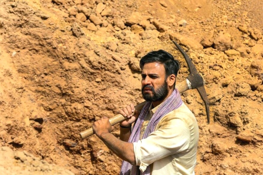 हा सिनेमा पाहण्याचं दुसरं महत्त्वाचं कारण विवेक ओबेरॉय आहे.जवळपास 16 वर्षांच्या सिनेकारकिर्दित विवेकनं पहिल्यांदा बायोपिकमध्ये काम केलं आहे. या बायोपिकमधील त्याचा लूक सुरुवातीपासूनच सोशल मीडियावर चर्चेत आहे. त्यामुळे या भूमिकेला तो कितपत न्याय देऊ शकला आहे हे सिनेमा पाहिल्यावरच लक्षात येईल. हा सिनेमा पाहण्याचं दुसरं महत्त्वाचं कारण विवेक ओबेरॉय आहे.जवळपास 16 वर्षांच्या सिनेकारकिर्दित विवेकनं पहिल्यांदा बायोपिकमध्ये काम केलं आहे. या बायोपिकमधील त्याचा लूक सुरुवातीपासूनच सोशल मीडियावर चर्चेत आहे. त्यामुळे या भूमिकेला तो कितपत न्याय देऊ शकला आहे हे सिनेमा पाहिल्यावरच लक्षात येईल.