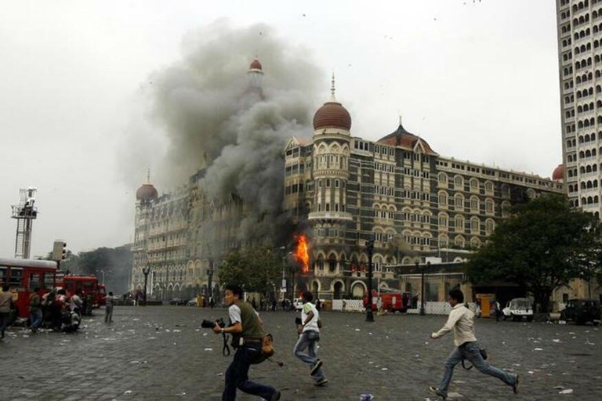 2008मध्ये लष्कर ए तोयबानं मुंबईवर दहशतवादी हल्ला केला. यामध्ये जिवंत पकडलेल्या कसाबला अखेर फासावर लटकवण्यात आलं. समुद्र मार्गानं दहशतवादी मुंबईमध्ये घुसले होते. 2008मध्ये लष्कर ए तोयबानं मुंबईवर दहशतवादी हल्ला केला. यामध्ये जिवंत पकडलेल्या कसाबला अखेर फासावर लटकवण्यात आलं. समुद्र मार्गानं दहशतवादी मुंबईमध्ये घुसले होते.