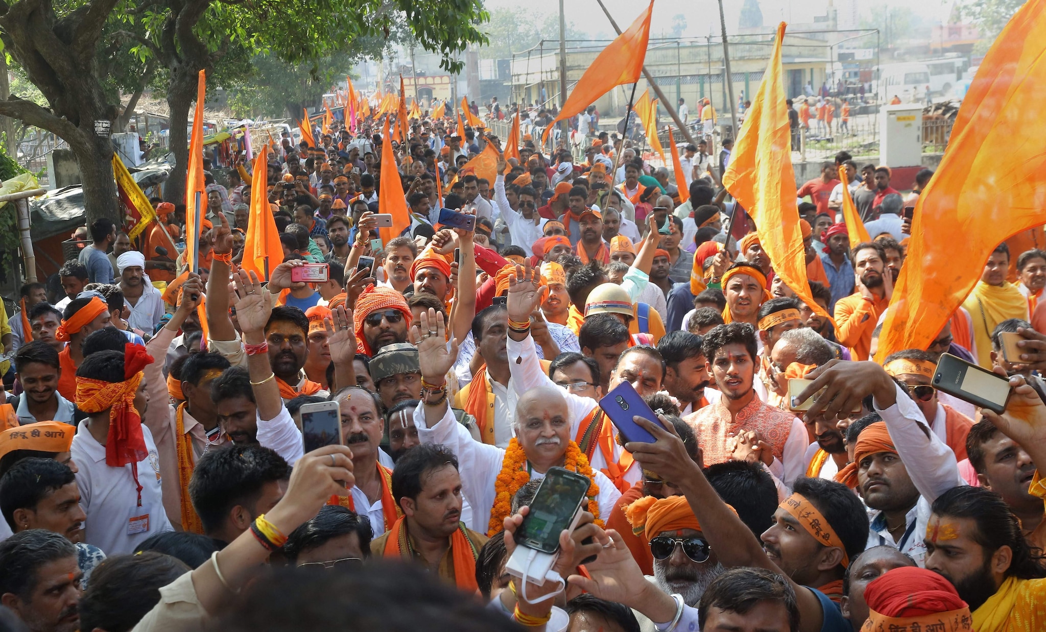 विश्व हिंदु परिषदेने मार्च 2002 च्या आधी राममंदिराची उभारणी व्हावी असा इशारा दिला होता. तर एप्रिल 2002 मध्ये उच्च न्यायालयाने तीन न्यायाधीशांच्या खंडपीठाकडे या प्रकरणाची सुनावणी सोपवली. विश्व हिंदु परिषदेने मार्च 2002 च्या आधी राममंदिराची उभारणी व्हावी असा इशारा दिला होता. तर एप्रिल 2002 मध्ये उच्च न्यायालयाने तीन न्यायाधीशांच्या खंडपीठाकडे या प्रकरणाची सुनावणी सोपवली.
