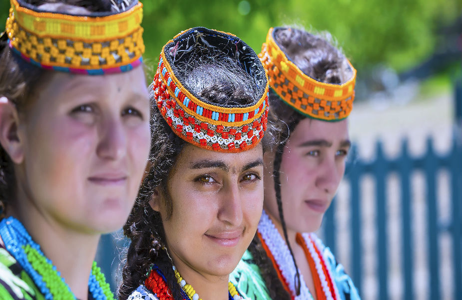 हा समुदाय खैबर-पख्तूनख्वा प्रांतातील चित्राल घाटाच्या बाम्बुराते,बिरीर आणि रामबुर क्षेत्रामध्ये राहतो. हा भाग हिंदू कुश पर्वतांनी वेढला आहे. हा समुदाय खैबर-पख्तूनख्वा प्रांतातील चित्राल घाटाच्या बाम्बुराते,बिरीर आणि रामबुर क्षेत्रामध्ये राहतो. हा भाग हिंदू कुश पर्वतांनी वेढला आहे.