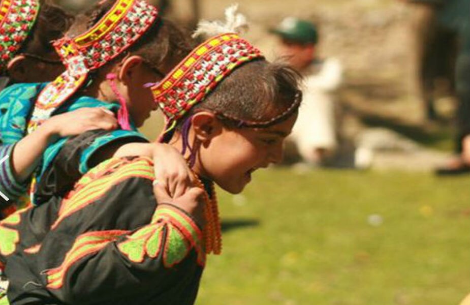 ही जमात साध्या घरामध्ये राहते. उत्सवात तर स्त्री-पुरूष एकसाथ मद्यपान पिऊन, बासरी आणि ड्रमच्या तालावर नृत्य करतात. अफगाण-पाकिस्तानी लोकांच्या भीतीमुळे तिथले लोक कायम स्वरक्षणासाठी बंदुका ठेवतात. ही जमात साध्या घरामध्ये राहते. उत्सवात तर स्त्री-पुरूष एकसाथ मद्यपान पिऊन, बासरी आणि ड्रमच्या तालावर नृत्य करतात. अफगाण-पाकिस्तानी लोकांच्या भीतीमुळे तिथले लोक कायम स्वरक्षणासाठी बंदुका ठेवतात.
