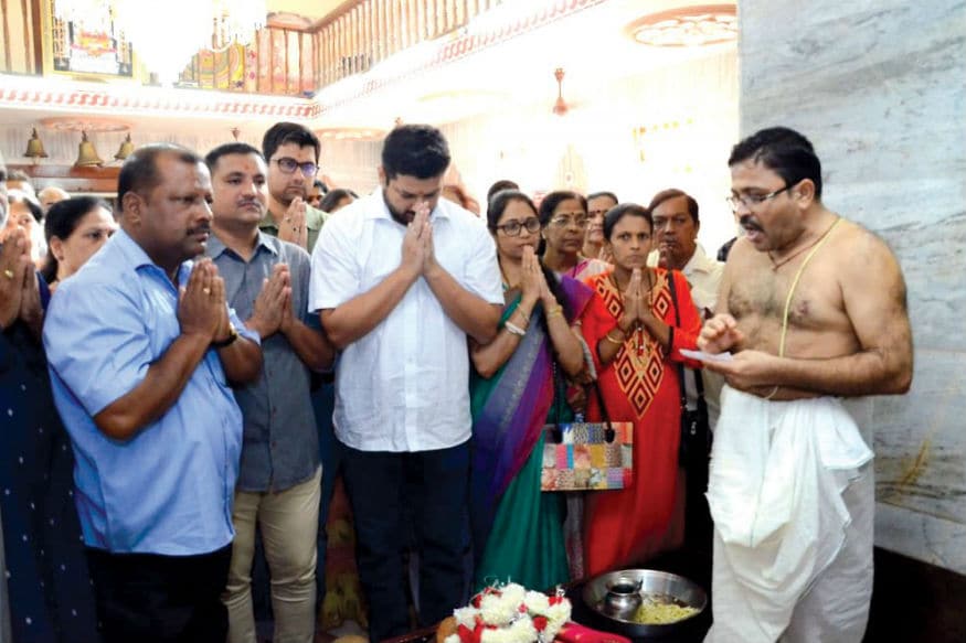 मनोहर पर्रिकरांच्या आरोग्यासाठी त्यांनी मंदिरांना भेटी दिल्याचे फोटे माध्यमांनी प्रसिद्ध केले होते. पण स्वतः पर्रिकर कुटुंबाने कधीही याचा गवगवा केला नाही. मनोहर पर्रिकरांच्या आरोग्यासाठी त्यांनी मंदिरांना भेटी दिल्याचे फोटे माध्यमांनी प्रसिद्ध केले होते. पण स्वतः पर्रिकर कुटुंबाने कधीही याचा गवगवा केला नाही.