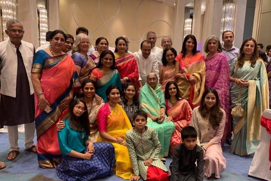 राष्ट्रवादीचे नेते अजित पवार यांच्या मातोश्री म्हणजेच आशाताई पवार यांचा सोमवारी 81 वाढदिवस संपूर्ण पवार कुटुंबीयांनी एकत्रित येऊन साजरा केला. यानिमित्त बारामतीत पवार कुटुंबीयांच्या तीन पिढ्या एकत्र आल्या होत्या. राष्ट्रवादीचे नेते अजित पवार यांच्या मातोश्री म्हणजेच आशाताई पवार यांचा सोमवारी 81 वाढदिवस संपूर्ण पवार कुटुंबीयांनी एकत्रित येऊन साजरा केला. यानिमित्त बारामतीत पवार कुटुंबीयांच्या तीन पिढ्या एकत्र आल्या होत्या.