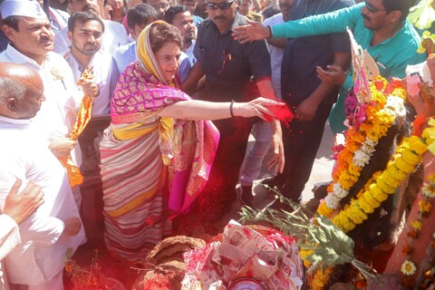 रायबरेलीमध्ये एका चर्चेच्या वेळी कार्यकर्ते प्रियांका गांघींना निवडणूक लढवण्याची गळ घालत होते. त्यावेळी, निवडणूक लढवायचीच असेल तर ती वाराणसीमधून का नको ? असा सवाल प्रियांका गांधींनी विचारला आणि लगेचच तर्क-वितर्कांना उधाण आलं.