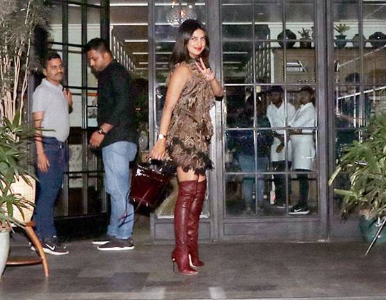 नुकतीच प्रियांका मुंबईत सोहो हाऊसमध्ये गेली होती. यावेळी तिचा अंदाज काहीसा वेगळा होता. सध्या या आऊटफिटमधले तिचे फोटो सोशल मीडियावर व्हायरल होत आहेत. पण तुम्हाला या ड्रेसची मूळ किंमत माहीत आहे का? नुकतीच प्रियांका मुंबईत सोहो हाऊसमध्ये गेली होती. यावेळी तिचा अंदाज काहीसा वेगळा होता. सध्या या आऊटफिटमधले तिचे फोटो सोशल मीडियावर व्हायरल होत आहेत. पण तुम्हाला या ड्रेसची मूळ किंमत माहीत आहे का?