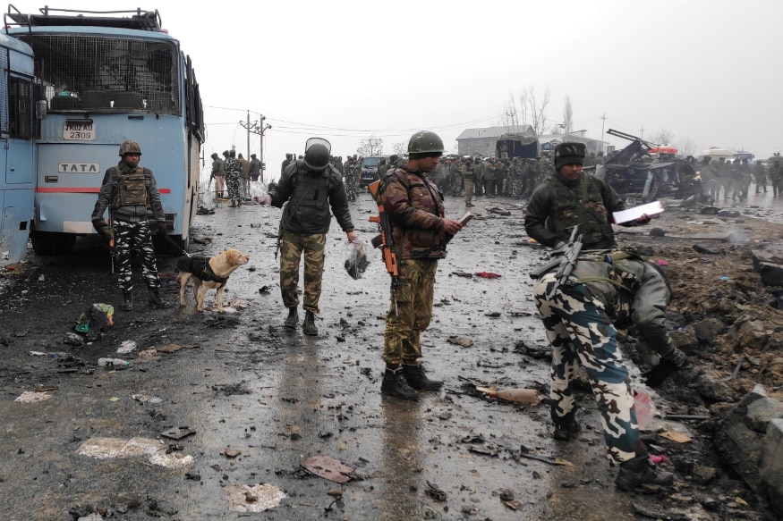 पुलावामामध्ये 14 फेब्रुवारीला CRPF च्या ताफ्यावर मोठा हल्ला केला गेला. त्याची जबाबदारी जैश ए मोहम्मदने स्वीकारली होती. पुलावामामध्ये 14 फेब्रुवारीला CRPF च्या ताफ्यावर मोठा हल्ला केला गेला. त्याची जबाबदारी जैश ए मोहम्मदने स्वीकारली होती.