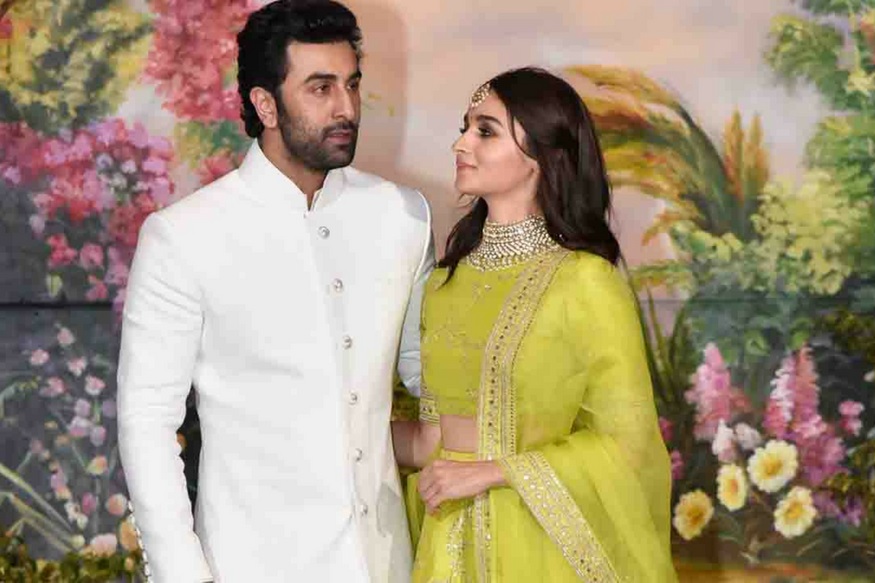 बॉलिवूडमधील क्यूट जोडी रणबीर कपूर लवकरच लग्न करतील अशा चर्चा आहेत. या दोघांनीही मागील वर्षी आपल्या नात्याची कबूली दिली होती. त्यानंतर दोघंही अनेकदा एकमेकांच्या फॅमिली सोबत वेळ घालवताना दिसले. या दोघांच्या वयामध्ये 10 वर्षांचं अंतर आहे.