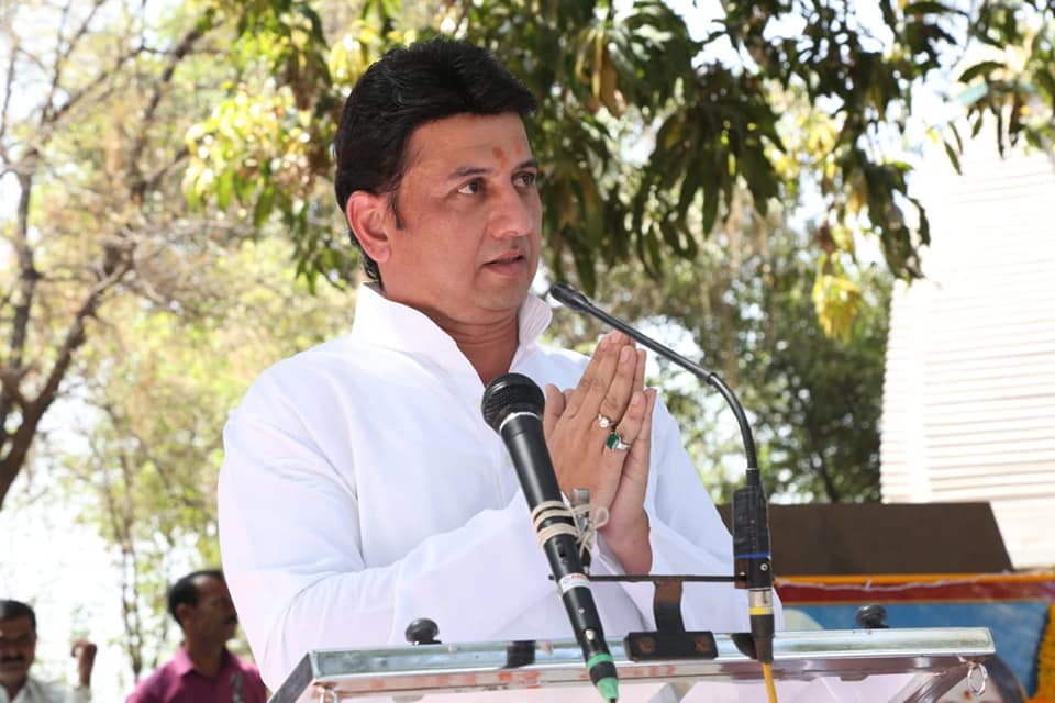 लोकसभा निवडवणुकीपूर्वी राष्ट्रवादीचे दिग्गज नेते विजयसिंह मोहिते पाटील यांचे सुपुत्र रणजितसिंह मोहिते पाटील यांना भाजपमध्ये प्रवेश केला. लोकसभा निवडवणुकीपूर्वी राष्ट्रवादीचे दिग्गज नेते विजयसिंह मोहिते पाटील यांचे सुपुत्र रणजितसिंह मोहिते पाटील यांना भाजपमध्ये प्रवेश केला.