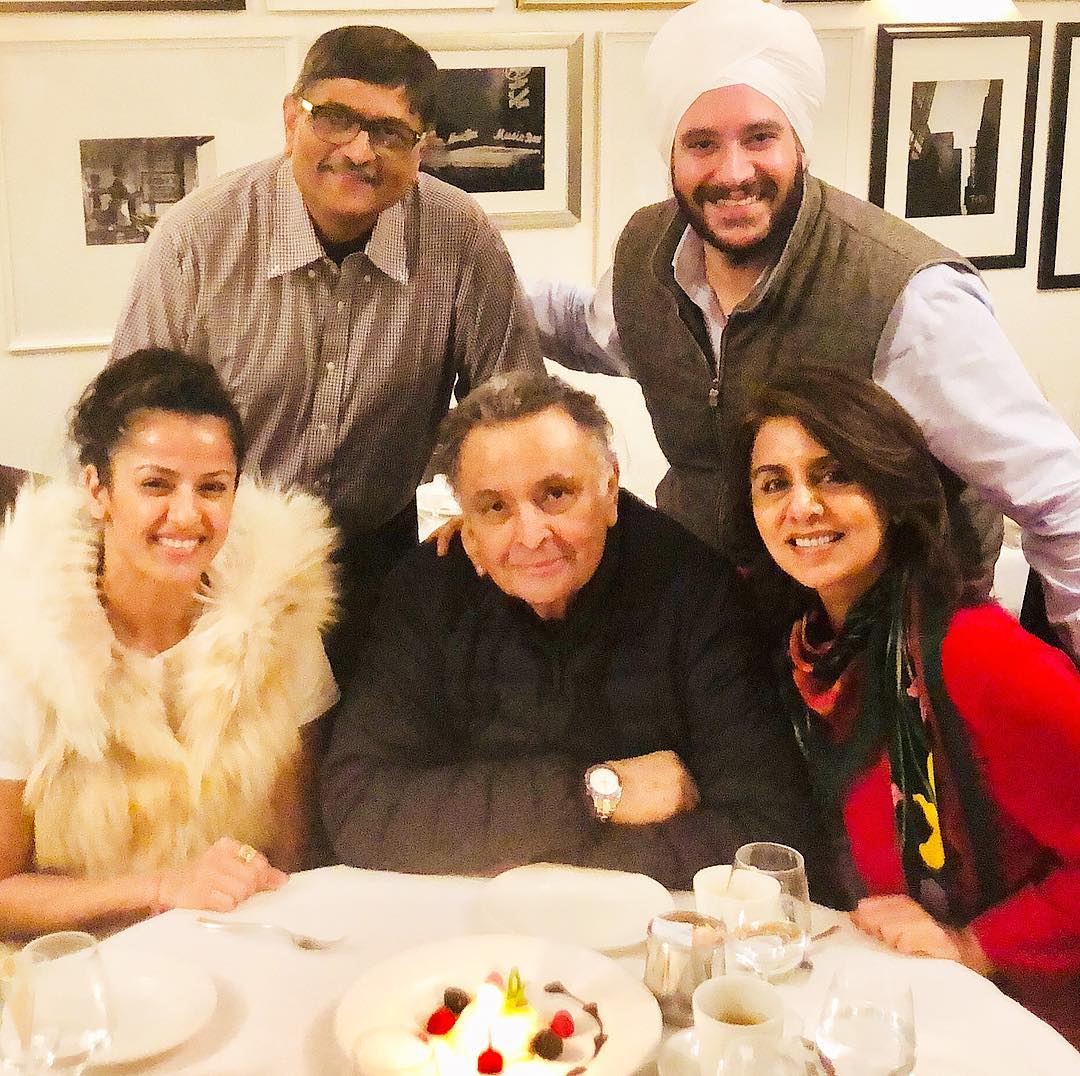 हा फोटो रुग्णालयातलाच वाटतो. ऋषी ज्यावर बसले आहेत तो रुग्णालयातील आहे. फोटोच्या मागे ऑक्सिजन सिलेंडर दिसत आहे. हा फोटो रुग्णालयातलाच वाटतो. ऋषी ज्यावर बसले आहेत तो रुग्णालयातील आहे. फोटोच्या मागे ऑक्सिजन सिलेंडर दिसत आहे.