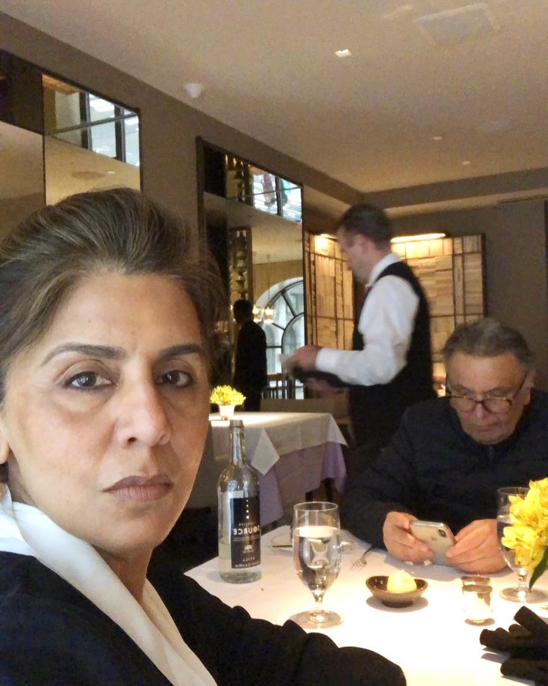 दरम्यान, करिश्मा कपूर आणि रणधीर कपूर ऋषींना भेटायला अमेरिकेत गेले. तिथे संपूर्ण कुटुंबाने एकत्र फोटोही काढला. दरम्यान, करिश्मा कपूर आणि रणधीर कपूर ऋषींना भेटायला अमेरिकेत गेले. तिथे संपूर्ण कुटुंबाने एकत्र फोटोही काढला.