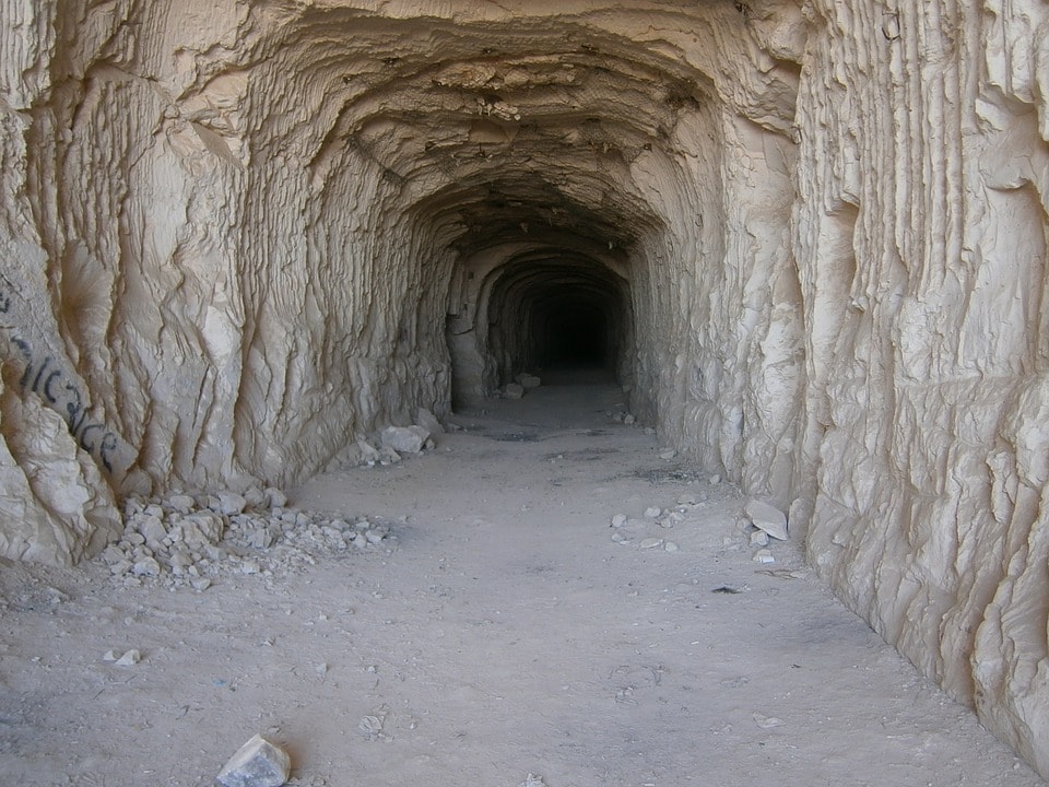 2006मध्ये दक्षिण इराणमध्ये या गुहेचा शोध लागला. त्यानंतर जगातली ही सर्वात मोठी मिठाची गुहा म्हणून ओळखायला लागली. 2006मध्ये दक्षिण इराणमध्ये या गुहेचा शोध लागला. त्यानंतर जगातली ही सर्वात मोठी मिठाची गुहा म्हणून ओळखायला लागली.