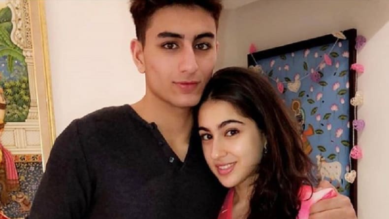 न्यूज18चे राजीव मसंद यांनी घेतलेल्या मुलाखतीत सारा म्हणाली होती, माझा भाऊ खूप कमी बोलतो. पण जेव्हा बोलतो ते खूप खरं, प्रभावी असतं. म्हणून केदारनाथच्या वेळी त्यानं केलेलं माझं कौतुक मोठं आहे. न्यूज18चे राजीव मसंद यांनी घेतलेल्या मुलाखतीत सारा म्हणाली होती, माझा भाऊ खूप कमी बोलतो. पण जेव्हा बोलतो ते खूप खरं, प्रभावी असतं. म्हणून केदारनाथच्या वेळी त्यानं केलेलं माझं कौतुक मोठं आहे.