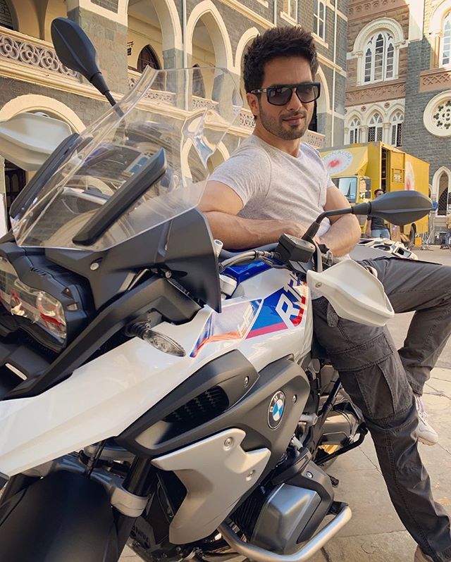 नुकतीच त्याने BMW R 1250 GS Adventure विकत घेतली. या बाइकची किंमत आहे तब्बल १८ लाख २५ हजार रुपये. स्वतः शाहीदने या बाइकचे फोटो सोशल मीडियावर शेअर केले. नुकतीच त्याने BMW R 1250 GS Adventure विकत घेतली. या बाइकची किंमत आहे तब्बल १८ लाख २५ हजार रुपये. स्वतः शाहीदने या बाइकचे फोटो सोशल मीडियावर शेअर केले.