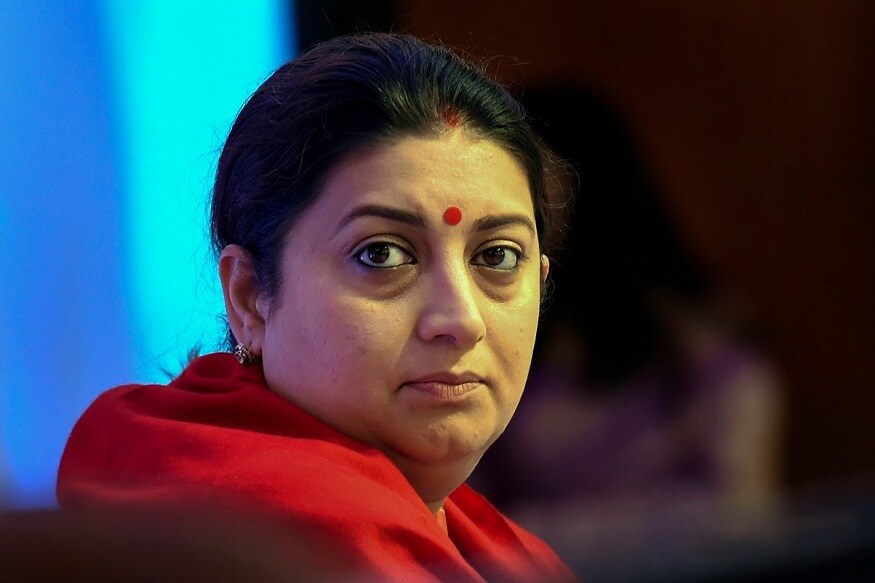2014मध्ये लोकसभा निवडणुकीत भाजपच्या उमेदवार स्मृती इराणी यांना राहुल गांधींविरोधात अमेठीमधून पराभवाचा सामना करावा लागला. पण, पुन्हा एकदा स्मृती इराणींनी राहुल गांधींना आव्हान दिलं आहे. 23 मार्च या दिवशी स्मृती इराणींचा वाढदिवस असतो. 2014मध्ये लोकसभा निवडणुकीत भाजपच्या उमेदवार स्मृती इराणी यांना राहुल गांधींविरोधात अमेठीमधून पराभवाचा सामना करावा लागला. पण, पुन्हा एकदा स्मृती इराणींनी राहुल गांधींना आव्हान दिलं आहे. 23 मार्च या दिवशी स्मृती इराणींचा वाढदिवस असतो.