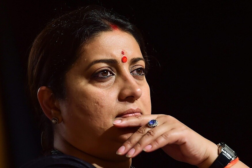 2014मध्ये स्मृती इराणी अमेठीमधून पराभूत झाल्या होत्या. पण त्यानंतर देखील त्यांच्याकडे केंद्रीय मंत्रीपदाची जबाबदारी देण्यात आली. त्यावरून त्यांच्यावर टीका देखील झाली. पण, त्याकडे त्यांनी अजिबात लक्ष दिलं नाही. 2014मध्ये स्मृती इराणी अमेठीमधून पराभूत झाल्या होत्या. पण त्यानंतर देखील त्यांच्याकडे केंद्रीय मंत्रीपदाची जबाबदारी देण्यात आली. त्यावरून त्यांच्यावर टीका देखील झाली. पण, त्याकडे त्यांनी अजिबात लक्ष दिलं नाही.
