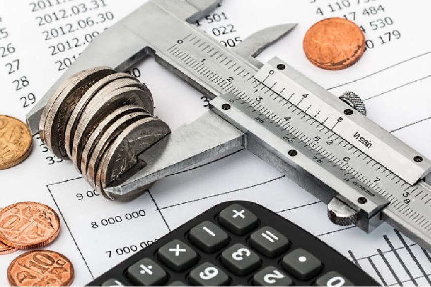 Financial Planning at age of 18-20 years- शिक्षण पुर्ण केल्यानंतर आपण नोकरीच्या मागे लागतो. एकदा का चांगली नोकरी मिळाली की आपण लगेच लग्नाचा विचार समोर येतो. पण या सर्वांत आपण जर 20 वर्षाच्या वयात योग्य आर्थिक नियोजन केलं तर पुढील आयुष्यासाठी आपल्याला सर्वकाही सोपं जातं. हे आर्थिक नियोजन म्हणजे काही खुप मोठी गोष्ट नव्हे, यासाठी आपण छोट्या- छोट्या गोष्टींचे नियोजन केलं पाहिजे. Financial Planning at age of 18-20 years- शिक्षण पुर्ण केल्यानंतर आपण नोकरीच्या मागे लागतो. एकदा का चांगली नोकरी मिळाली की आपण लगेच लग्नाचा विचार समोर येतो. पण या सर्वांत आपण जर 20 वर्षाच्या वयात योग्य आर्थिक नियोजन केलं तर पुढील आयुष्यासाठी आपल्याला सर्वकाही सोपं जातं. हे आर्थिक नियोजन म्हणजे काही खुप मोठी गोष्ट नव्हे, यासाठी आपण छोट्या- छोट्या गोष्टींचे नियोजन केलं पाहिजे.