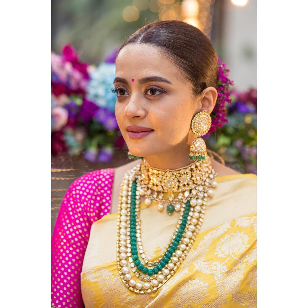 सुरवीनने हेट स्टोरी २, पार्च्ड आणि अगली या सिनेमात काम केलं आहे. फोटो शेअर करताना तिने लिहिले की, ‘द गोद भराई.’ सुरवीनने हेट स्टोरी २, पार्च्ड आणि अगली या सिनेमात काम केलं आहे. फोटो शेअर करताना तिने लिहिले की, ‘द गोद भराई.’