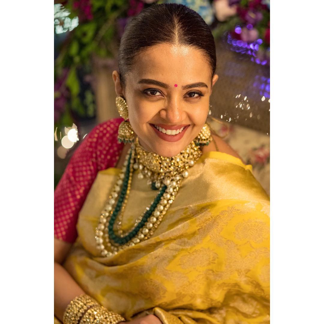 सोनेरी रंगाची साडी आणि गुलाबी रंगाच्या ब्लाऊजवर सुरवीनने चक्क हिरव्या रंगाच्या दागिन्यांना प्राधान्य दिलं होतं. फोटोंमध्ये तिचा बेबी बंप स्पष्ट दिसत होता. सोनेरी रंगाची साडी आणि गुलाबी रंगाच्या ब्लाऊजवर सुरवीनने चक्क हिरव्या रंगाच्या दागिन्यांना प्राधान्य दिलं होतं. फोटोंमध्ये तिचा बेबी बंप स्पष्ट दिसत होता.