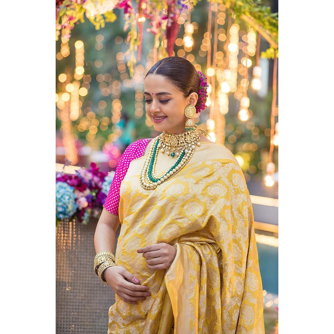 बॉलिवूड अभिनेत्री सुरवीन चावला एप्रिल महिन्यात आपल्या पहिल्या बाळाला जन्म देणार आहे. २०१५ मध्ये सुरवीनने व्यावसायिक अक्षय ठक्करशी लग्न केलं. सुरवीनने तिच्या इन्स्टाग्राम अकाऊंटवरून डोहाळे जेवणाचे फोटो शेअर केले. या खास कार्यक्रमासाठी तिने सोनेरी रंगाची साडी नेसली होती. या साडीला कॉन्ट्रास्ट असा गुलाबी रंगाचा ब्लाऊज तिने घातला होता. बॉलिवूड अभिनेत्री सुरवीन चावला एप्रिल महिन्यात आपल्या पहिल्या बाळाला जन्म देणार आहे. २०१५ मध्ये सुरवीनने व्यावसायिक अक्षय ठक्करशी लग्न केलं. सुरवीनने तिच्या इन्स्टाग्राम अकाऊंटवरून डोहाळे जेवणाचे फोटो शेअर केले. या खास कार्यक्रमासाठी तिने सोनेरी रंगाची साडी नेसली होती. या साडीला कॉन्ट्रास्ट असा गुलाबी रंगाचा ब्लाऊज तिने घातला होता.