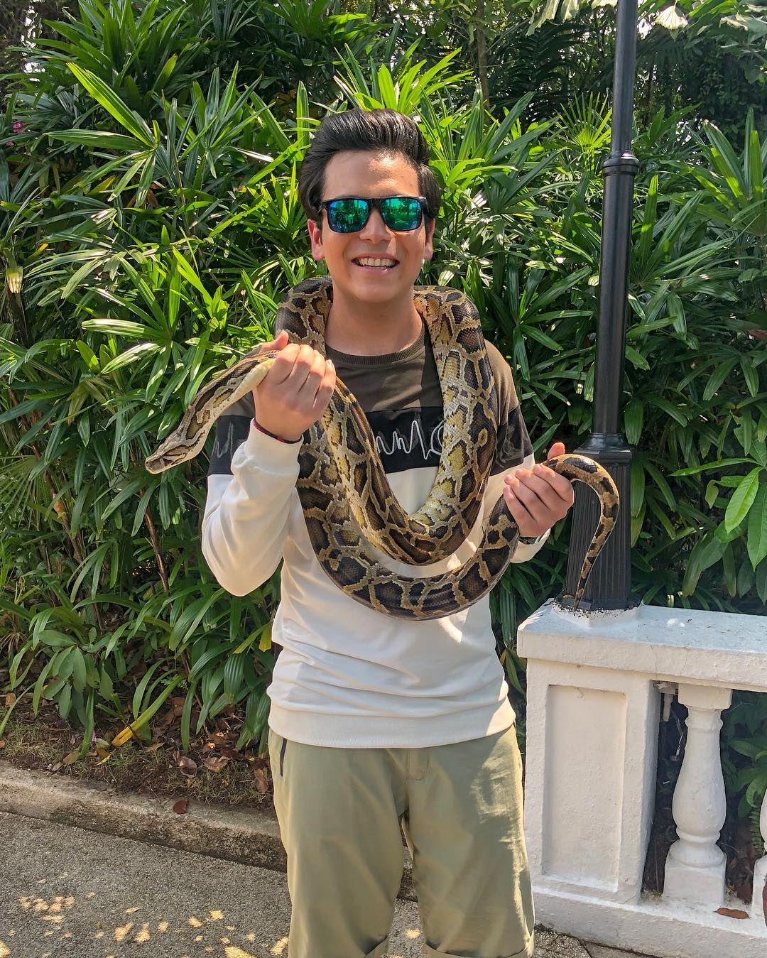 मालिकेत टप्पूची भूमिका करणाऱअय राज आनंदकतनेही त्याचे अनेक फोटो इन्स्टाग्रामवर शेअर केले आहेत. यातला एक फोटो म्हणजे राजने अजगर आपल्या गळ्याभोवती गुंडाळला आहे. या फोटोला कॅप्शन देताना त्याने लिहिले की, ‘माझ्या नवीन मित्राला भेटा.’ मालिकेत टप्पूची भूमिका करणाऱअय राज आनंदकतनेही त्याचे अनेक फोटो इन्स्टाग्रामवर शेअर केले आहेत. यातला एक फोटो म्हणजे राजने अजगर आपल्या गळ्याभोवती गुंडाळला आहे. या फोटोला कॅप्शन देताना त्याने लिहिले की, ‘माझ्या नवीन मित्राला भेटा.’