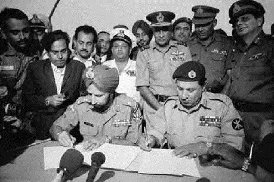 1971मध्ये भारतानं बांगलादेशची निर्मिती करत पाकिस्तानला धडा शिकवला. यावेळी पाकिस्ताननं भारतासमोर बिनशर्त शरणागती पत्करली होती. 1971मध्ये भारतानं बांगलादेशची निर्मिती करत पाकिस्तानला धडा शिकवला. यावेळी पाकिस्ताननं भारतासमोर बिनशर्त शरणागती पत्करली होती.
