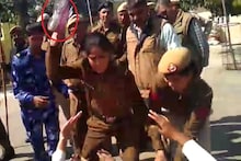 VIDEO ...आणि धरणे आंदोलन करणाऱ्या विद्यार्थ्यांना महिला पोलिसाने पायातल्या बूट काढून चोपलं