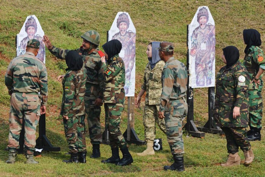आतापर्यंत भारतीय लष्करामध्ये शॉर्ट सर्विस कमिशनच्या माध्यमातून महिलांना भरती केलं जायचं. एसएससीमधून भरती झालेल्या अधिकाऱ्यांना फक्त 14 वर्षेचं सेवा करता येत होती. पण त्यांना निवृत्तीनंतर पेन्शन लागू होत नव्हती कारण आपल्याकडे 20 वर्षे बजावल्याशिवाय पेन्शन लागू होत नाही. आतापर्यंत भारतीय लष्करामध्ये शॉर्ट सर्विस कमिशनच्या माध्यमातून महिलांना भरती केलं जायचं. एसएससीमधून भरती झालेल्या अधिकाऱ्यांना फक्त 14 वर्षेचं सेवा करता येत होती. पण त्यांना निवृत्तीनंतर पेन्शन लागू होत नव्हती कारण आपल्याकडे 20 वर्षे बजावल्याशिवाय पेन्शन लागू होत नाही.