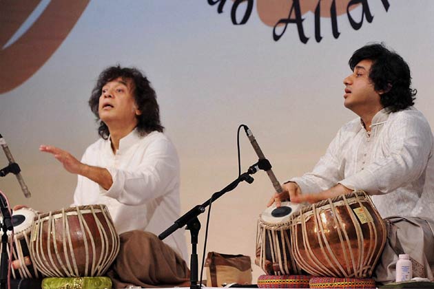 झाकीर हे तबला उस्ताद ‘अल्ला रख्खा’ यांचे पूत्र. अल्ला रख्खा हे महाराष्ट्रातले असल्यामुळे झाकीर यांचं बालपण मुंबईत गेलं. झाकीर यांचं पूर्ण नाव झाकीर हुसैन कुरेशी असं आहे. झाकीर हे तबला उस्ताद ‘अल्ला रख्खा’ यांचे पूत्र. अल्ला रख्खा हे महाराष्ट्रातले असल्यामुळे झाकीर यांचं बालपण मुंबईत गेलं. झाकीर यांचं पूर्ण नाव झाकीर हुसैन कुरेशी असं आहे.