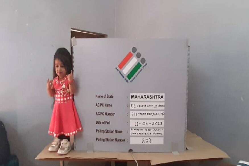 लोकसभा निवडणुकीसाठी नागपुरात 11 एप्रिलला मतदान पार पडलं. 25 वर्षीय ज्योती आमगेनं नागपूरमध्ये आपल्या मतदानाचा हक्क बजावला आहे. ज्योतीच्या उंचीमुळे तिची सर्वत्र चर्चा आहे. लोकसभा निवडणुकीसाठी नागपुरात 11 एप्रिलला मतदान पार पडलं. 25 वर्षीय ज्योती आमगेनं नागपूरमध्ये आपल्या मतदानाचा हक्क बजावला आहे. ज्योतीच्या उंचीमुळे तिची सर्वत्र चर्चा आहे.