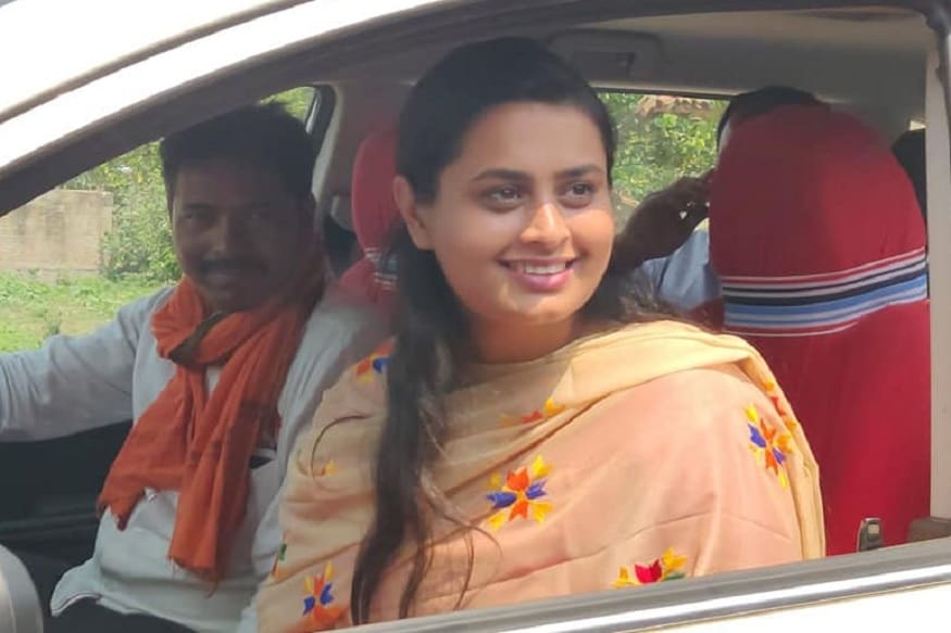 देशभरात लोकसभेच्या प्रचाराचा धडाका सुरू आहे. यात स्टार प्रचारकही आपआपल्या पक्षाचा, नेत्यांचा प्रचार करत आहेत. सध्या चर्चा सुरू आहे ती देशातील टॉपची महिला शूटर श्रेयसीची. बिहारच्या बांका येथील असलेल्या श्रेयसिने ऑस्ट्रेलियात झालेल्या कॉनमवेल्थ गेम्समध्ये सुवर्णपदकाची कमाई केली होती. देशभरात लोकसभेच्या प्रचाराचा धडाका सुरू आहे. यात स्टार प्रचारकही आपआपल्या पक्षाचा, नेत्यांचा प्रचार करत आहेत. सध्या चर्चा सुरू आहे ती देशातील टॉपची महिला शूटर श्रेयसीची. बिहारच्या बांका येथील असलेल्या श्रेयसिने ऑस्ट्रेलियात झालेल्या कॉनमवेल्थ गेम्समध्ये सुवर्णपदकाची कमाई केली होती.