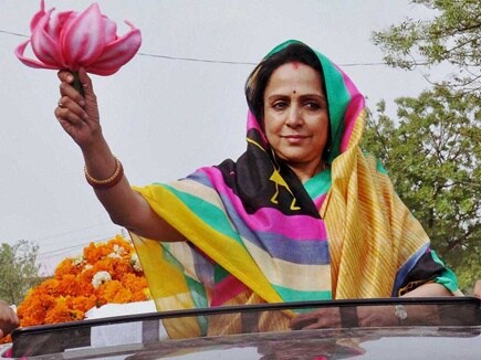 हेमा मालिनी यावेळीही मथुरा लोकसभेच्या जागेवरून निवडणूक लढवणार आहेत. सध्या त्या निवडणुकांच्या प्रचारामुळे चर्चेत आहेत. निवडणुकांच्या या काळात सोशल मीडियावर सर्वाधिक सक्रीय असणाऱ्या भाजप नेत्यांपैकी त्या एक आहेत. त्यांच्या शेतात काम करताना आणि गावकऱ्यांसोबत वेळ घालवतानाचे त्यांचे फोटो व्हायरल झाले होते. हेमा मालिनी यावेळीही मथुरा लोकसभेच्या जागेवरून निवडणूक लढवणार आहेत. सध्या त्या निवडणुकांच्या प्रचारामुळे चर्चेत आहेत. निवडणुकांच्या या काळात सोशल मीडियावर सर्वाधिक सक्रीय असणाऱ्या भाजप नेत्यांपैकी त्या एक आहेत. त्यांच्या शेतात काम करताना आणि गावकऱ्यांसोबत वेळ घालवतानाचे त्यांचे फोटो व्हायरल झाले होते.